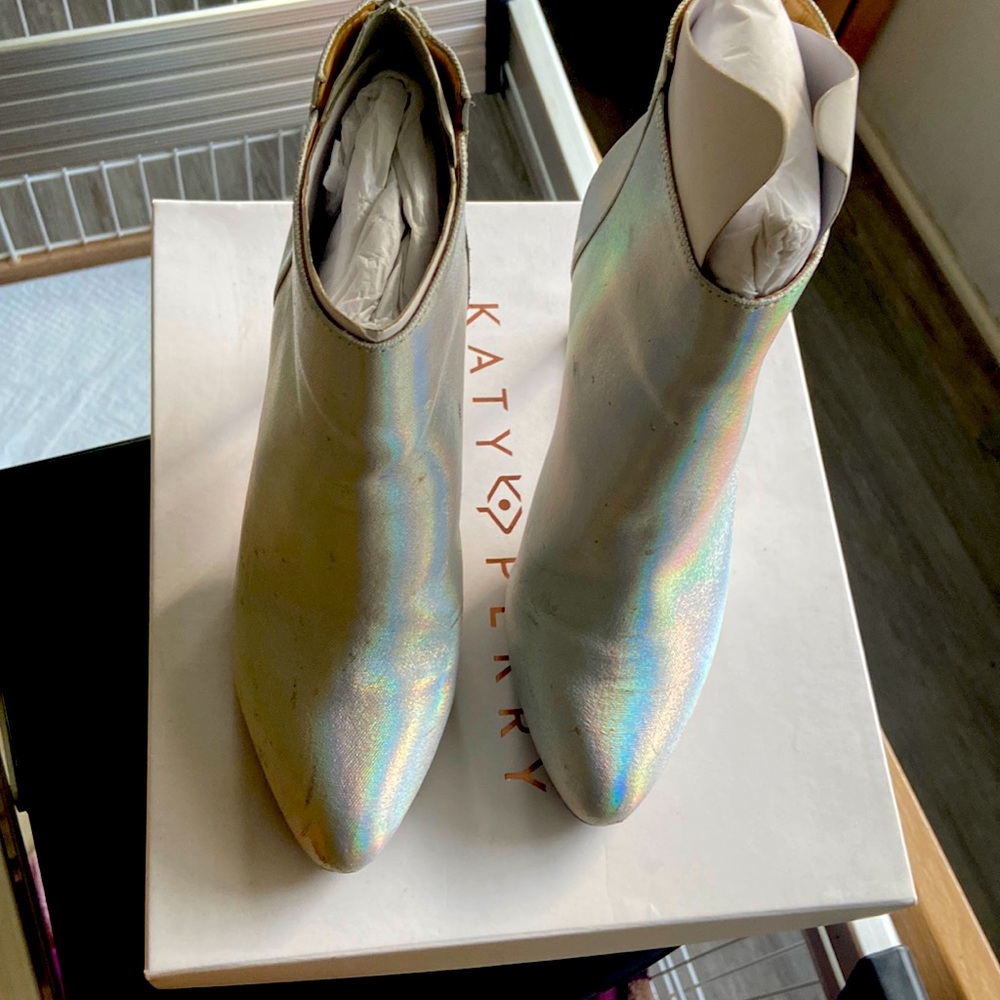 Katy Perry The Mona Iridescent Platinum bootie